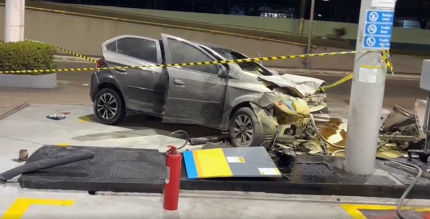 Assaltantes colidem contra bomba de combust&iacute;vel durante persegui&ccedil;&atilde;o policial em Manaus; um deles morreu