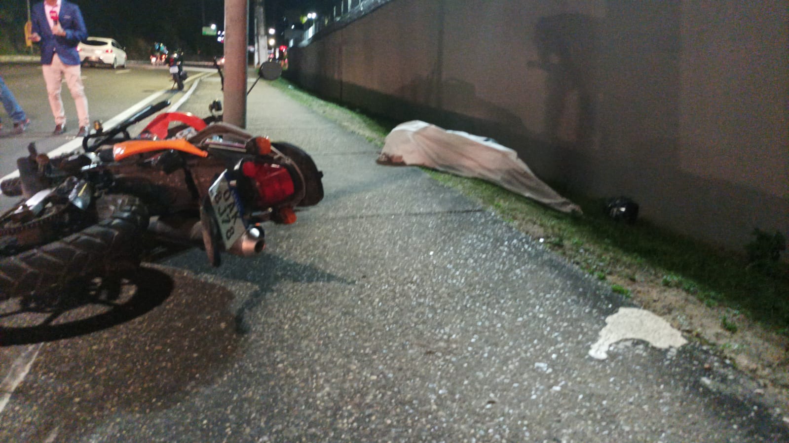 Motociclista morre após colidir contra poste na Avenida das Torres Motociclista morre após colidir contra poste na Avenida das Torres