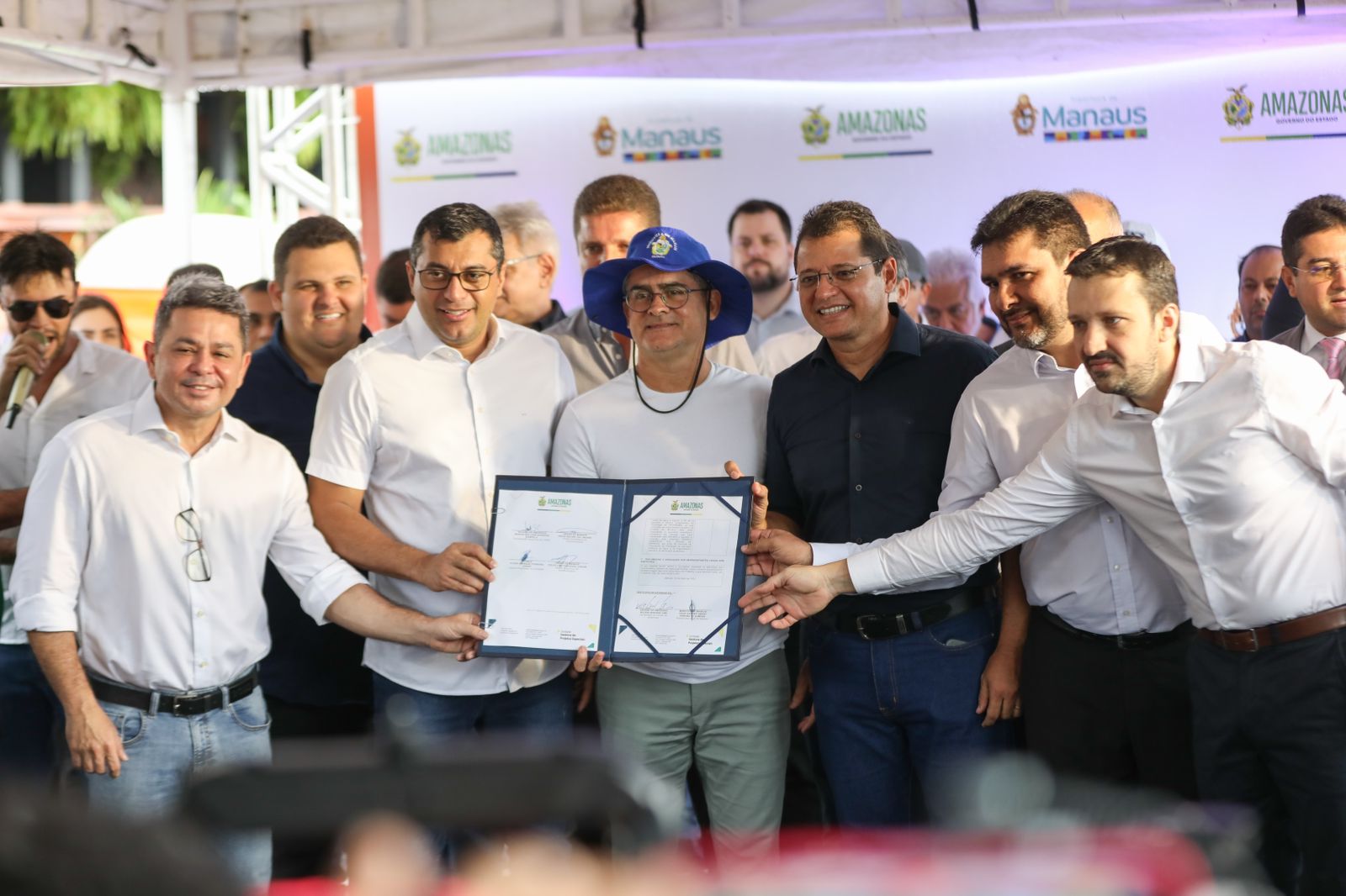 Governo anuncia cerca de R$ 100 milhões para ampliar abastecimento de água e rede de esgoto em Manaus Governo anuncia cerca de R$ 100 milhões para ampliar abastecimento de água e rede de esgoto em Manaus