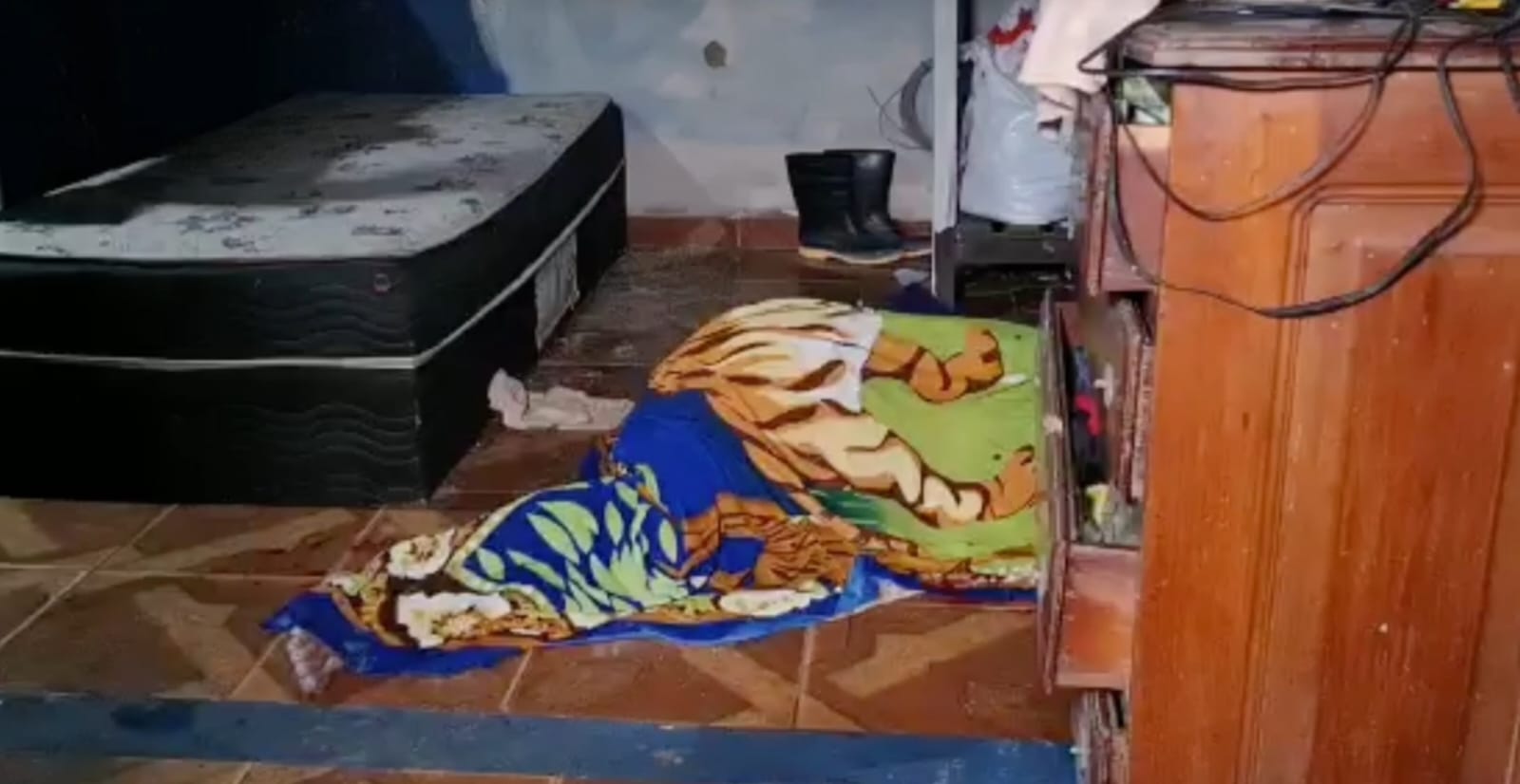Homem é executado com 11 tiros dentro de residência na Compensa Homem é executado com 11 tiros dentro de residência na Compensa