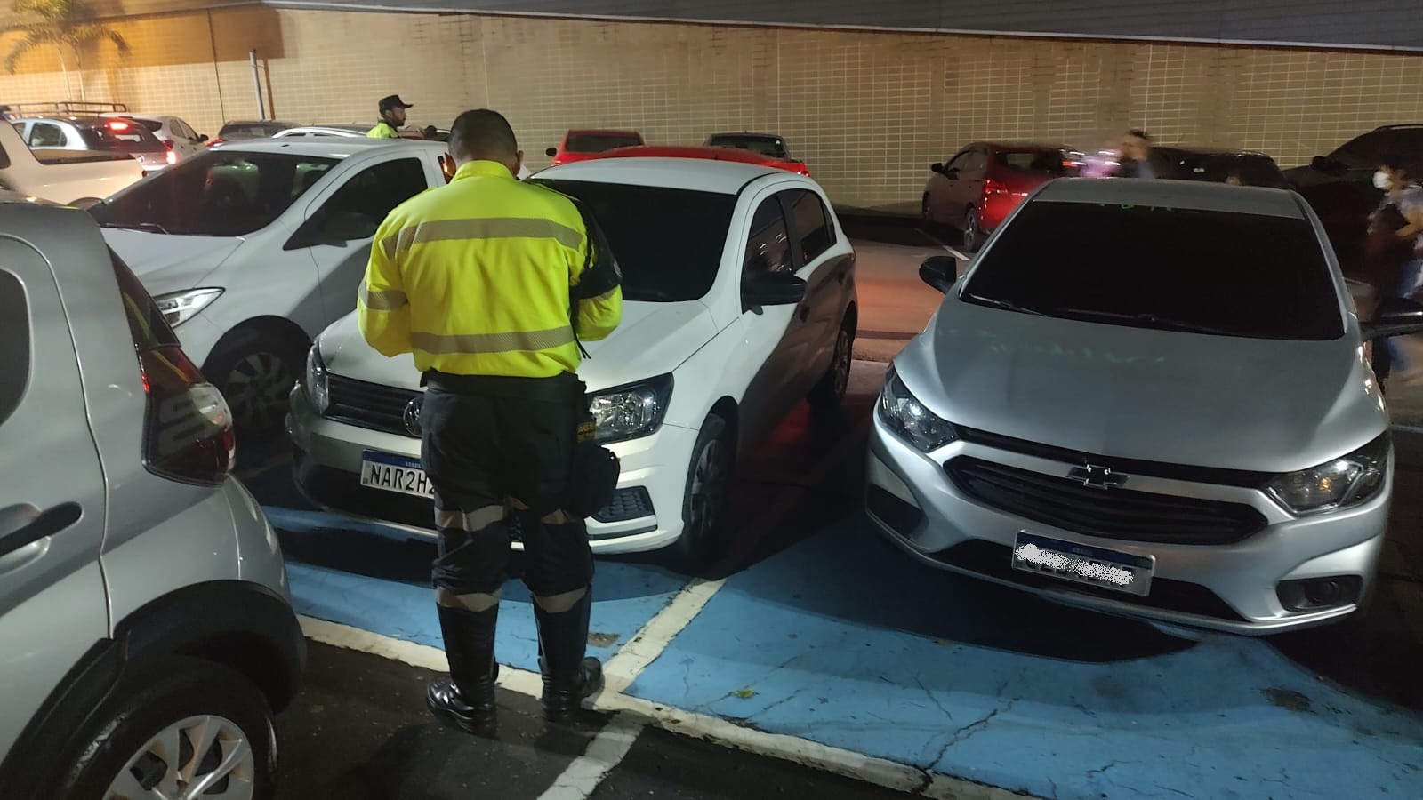 IMMU notifica 42 ve&iacute;culos estacionados irregularmente em vagas priorit&aacute;rias