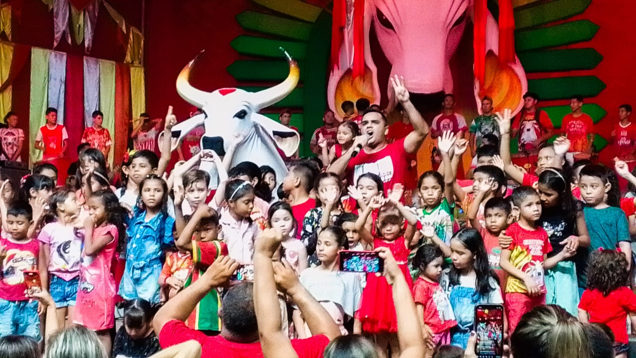 Alegria dos curumins e cunhatãs invadiu curral no segundo domingo "Garantido, meu brinquedo de criança" Alegria dos curumins e cunhatãs invadiu curral no segundo domingo "Garantido, meu brinquedo de criança"