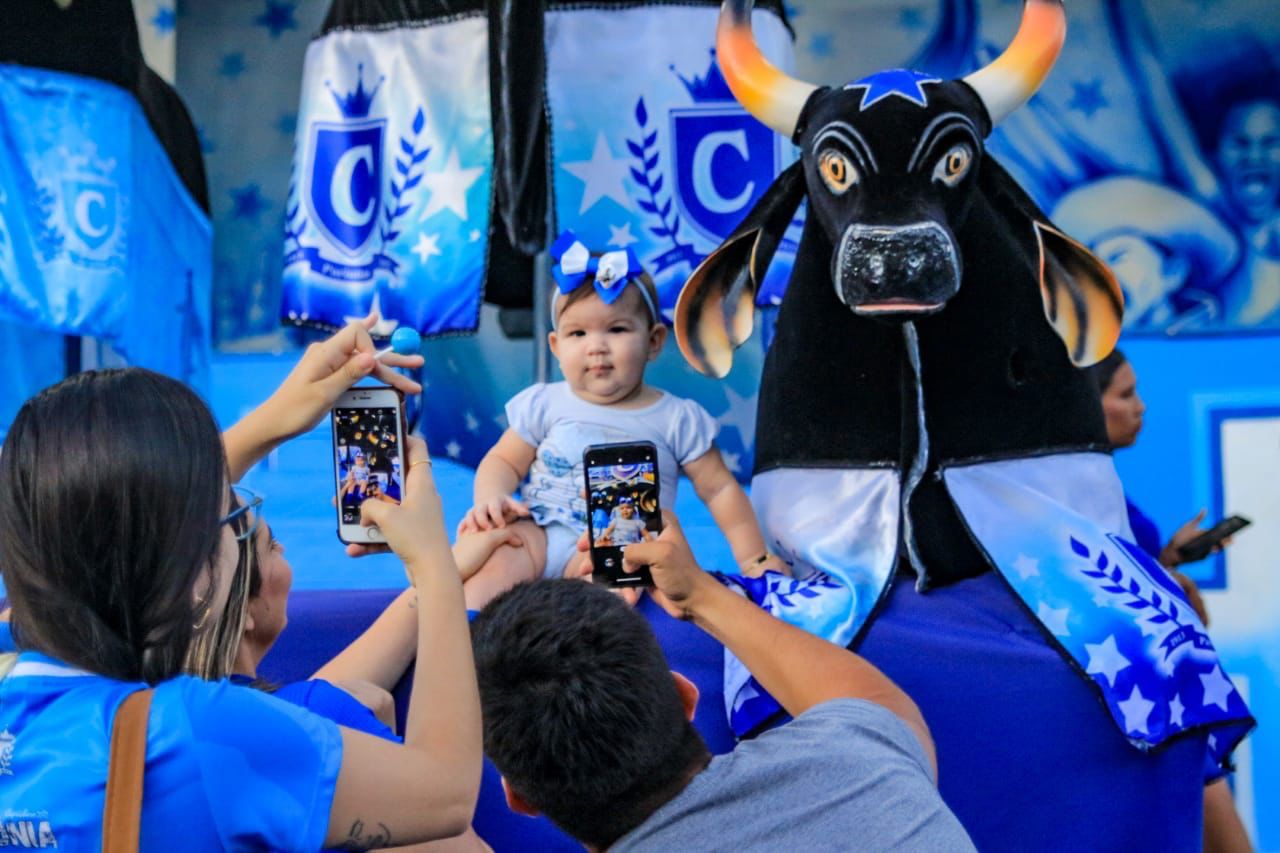 “Eu vinha com meus pais, agora trago meu filho”, conta torcedora do Caprichoso na Tarde Alegre “Eu vinha com meus pais, agora trago meu filho”, conta torcedora do Caprichoso na Tarde Alegre