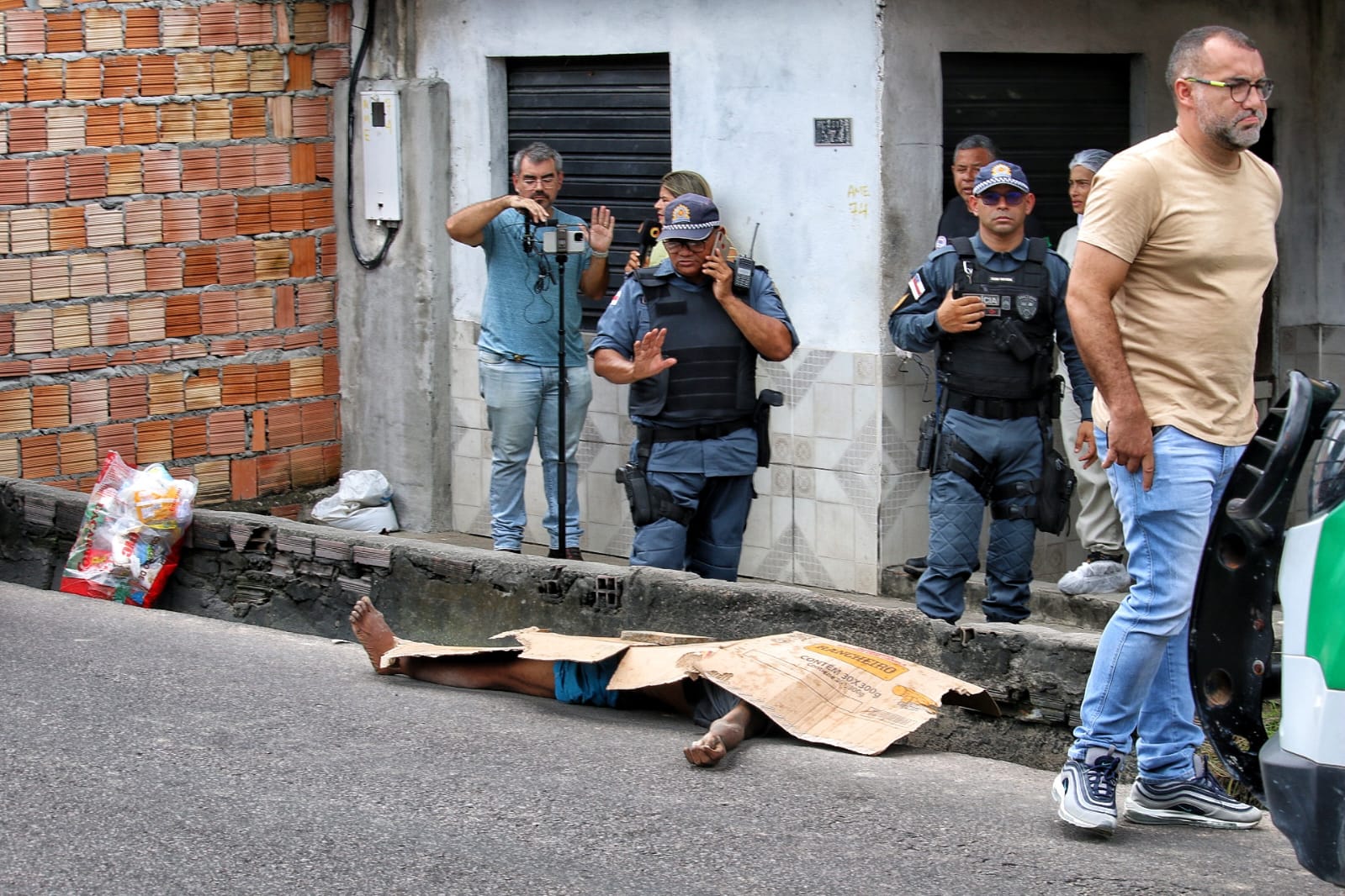 Corpo de homem é jogado de carro em movimento no Novo Aleixo Corpo de homem é jogado de carro em movimento no Novo Aleixo
