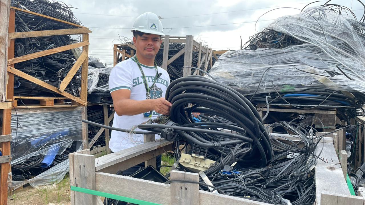 Distribuidora retira 10 toneladas de fios sem utilidade dos postes em Manaus Distribuidora retira 10 toneladas de fios sem utilidade dos postes em Manaus