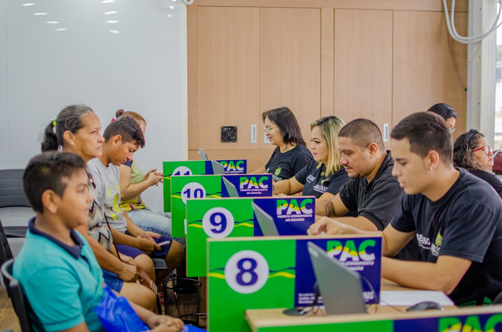 PAC Móvel leva serviços para os bairros Aleixo e Colônia Terra Nova PAC Móvel leva serviços para os bairros Aleixo e Colônia Terra Nova