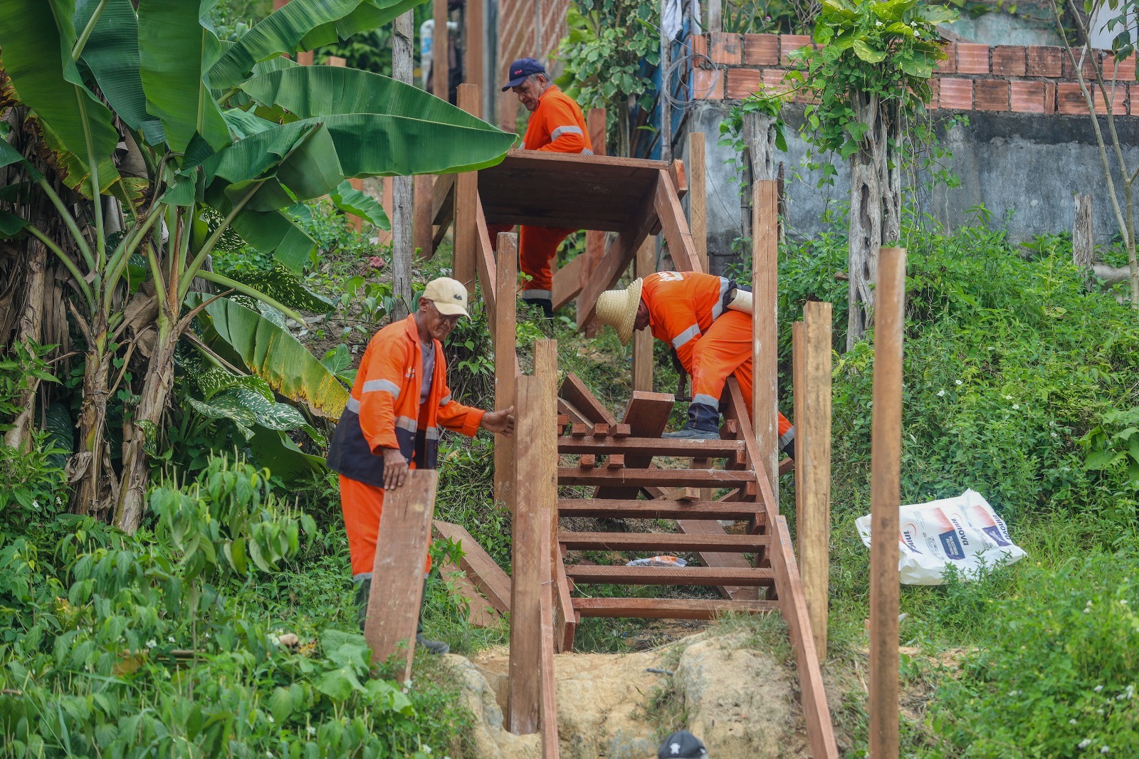 Construção de escada de acesso beneficia 350 famílias no Monte Sinai Construção de escada de acesso beneficia 350 famílias no Monte Sinai