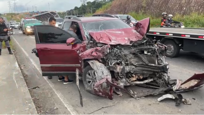 Carro colide contra kombi e deixa tr&ecirc;s feridos na Avenida das Flores