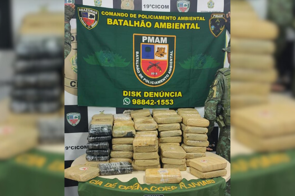 Polícia apreende 109 kg de maconha tipo skunk em bote na ponte Rio Negro Polícia apreende 109 kg de maconha tipo skunk em bote na ponte Rio Negro