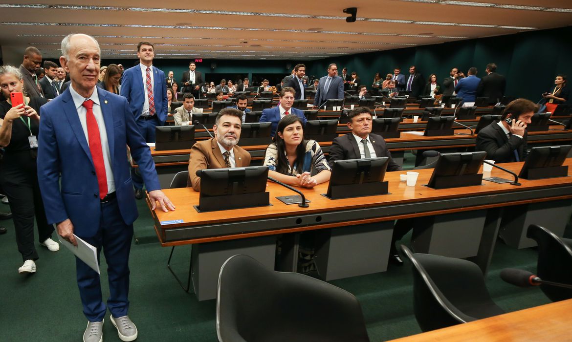CCJ da C&acirc;mara aprova proposta de anistia a partidos pol&iacute;ticos