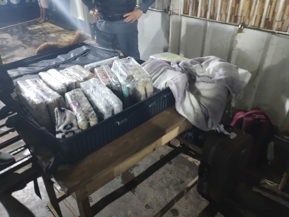 Pol&iacute;cia prende homem com maconha e coca&iacute;na no porto de Juta&iacute;