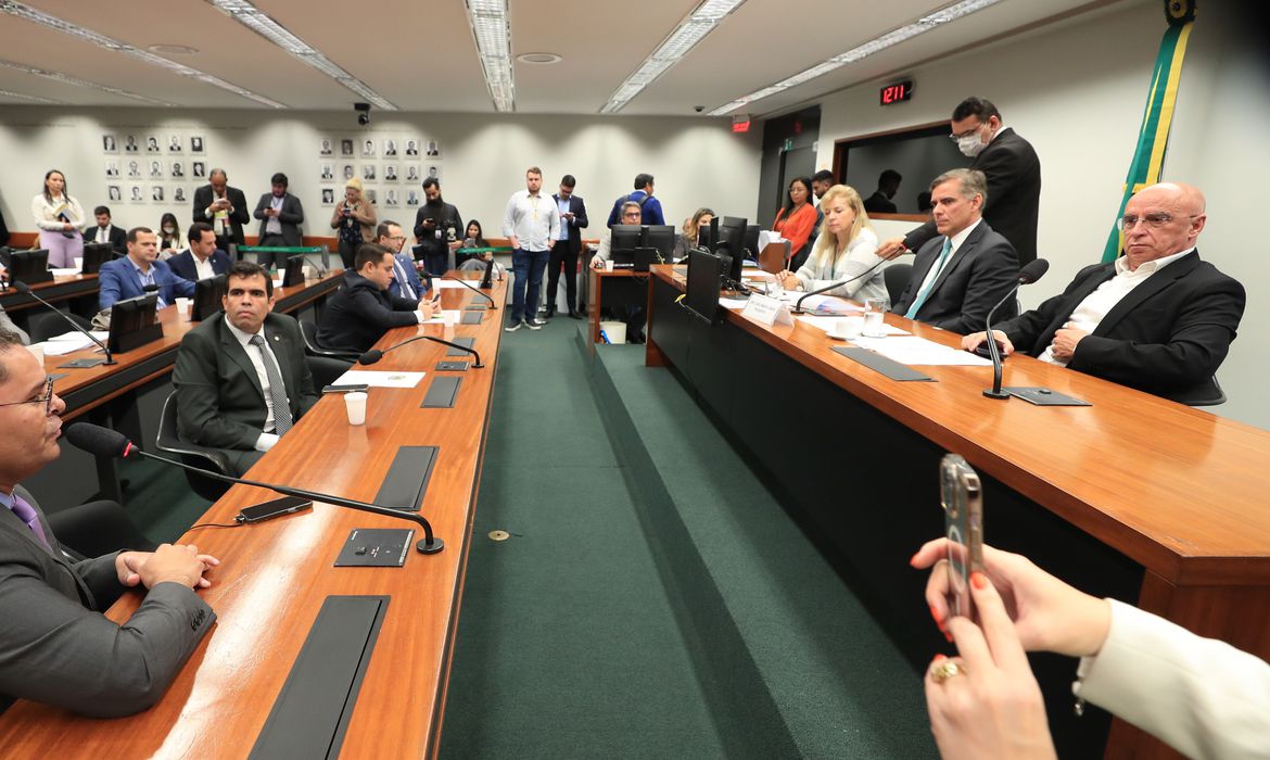 Conselho de &eacute;tica da C&acirc;mara abre processo contra sete deputados