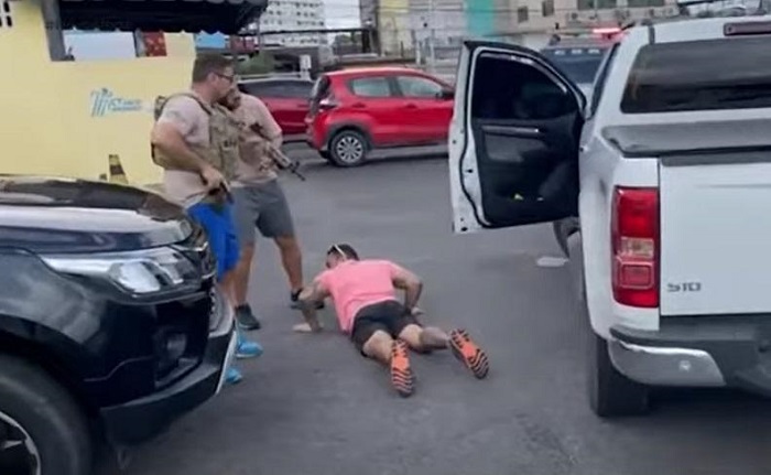 Marido de delegada preso por estelionato usava arma e carro policial Marido de delegada preso por estelionato usava arma e carro policial