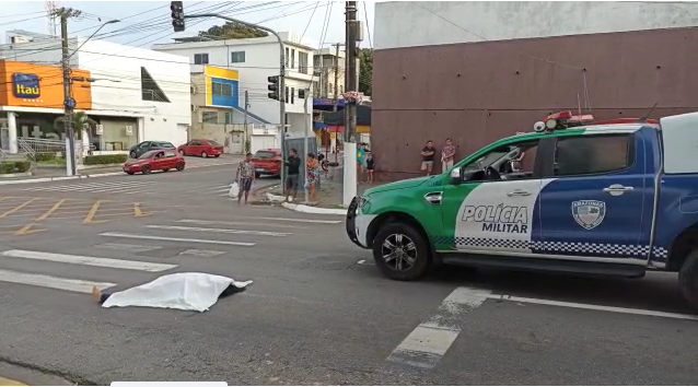 Mulher morre a caminho do trabalho ao ser atropelada na avenida Álvaro Maia Mulher morre a caminho do trabalho ao ser atropelada na avenida Álvaro Maia