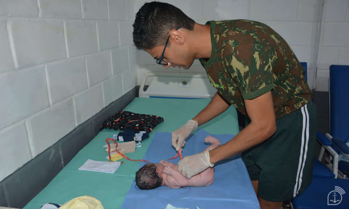 Durante operação, militares fazem parto de bebê em Japurá Durante operação, militares fazem parto de bebê em Japurá