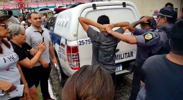 Trio &eacute; preso ap&oacute;s jogar catol&eacute; em manifesta&ccedil;&atilde;o de professores em Manaus