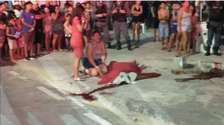 Tiroteio deixa três mortos e uma mulher baleada na zona Leste de Manaus Tiroteio deixa três mortos e uma mulher baleada na zona Leste de Manaus