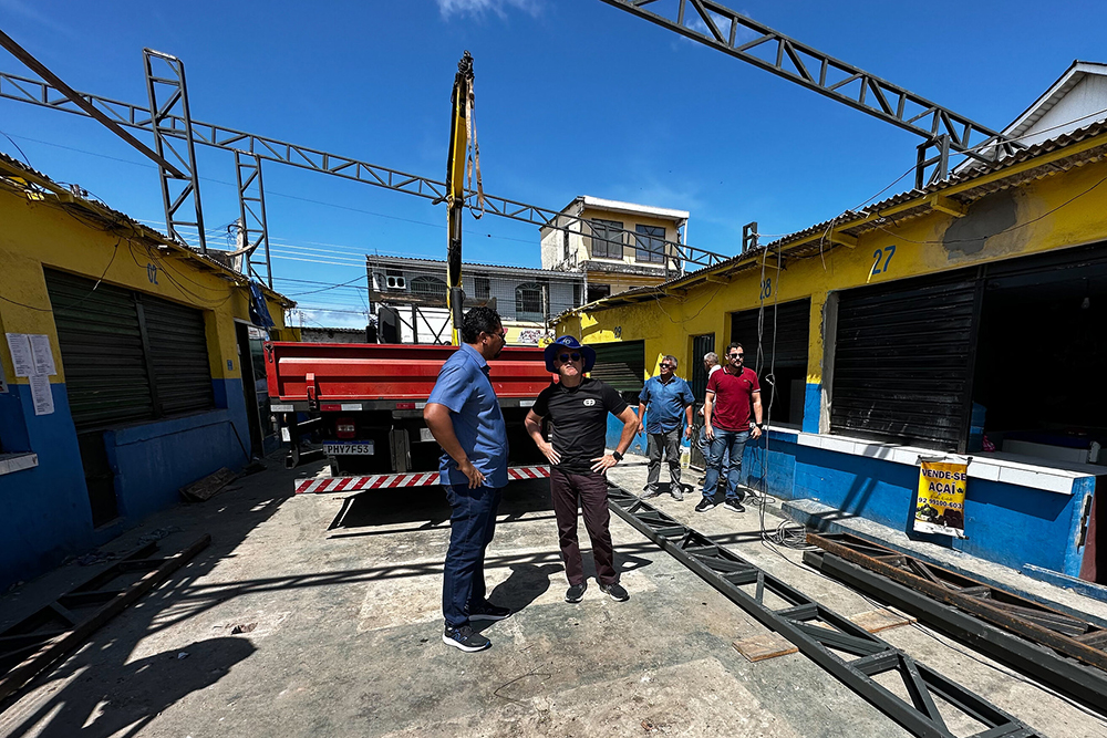 David Almeida vistoria reforma da feira municipal Jardim dos Barés; entrega  está prevista para final de setembro - Portal do Marcos Santos