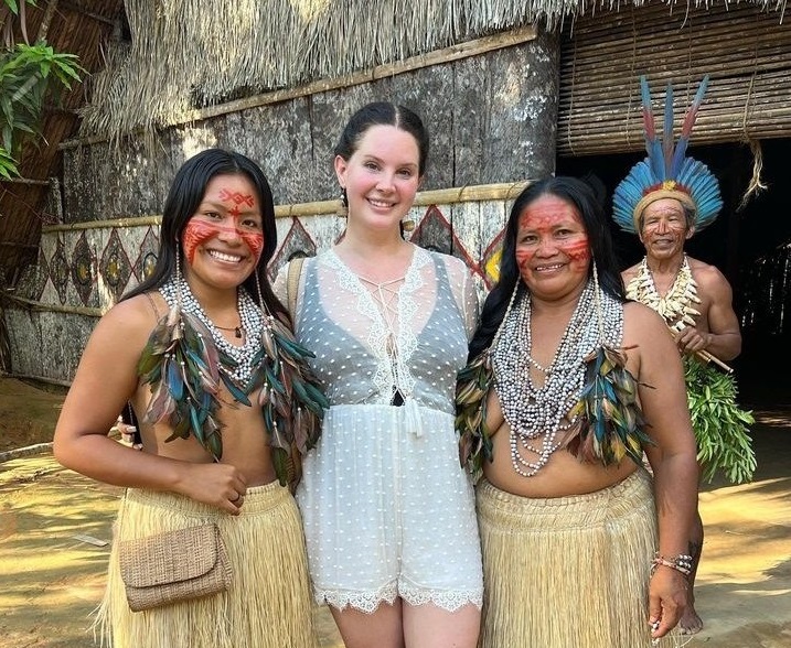 Em visita ao Amazonas, Lana Del Rey dança com indígenas da etnia Tatuyo; veja o vídeo Em visita ao Amazonas, Lana Del Rey dança com indígenas da etnia Tatuyo; veja o vídeo