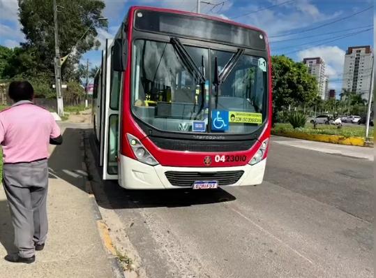 Cabo da PM é baleado durante tentativa de assalto a ônibus da linha 305 Cabo da PM é baleado durante tentativa de assalto a ônibus da linha 305