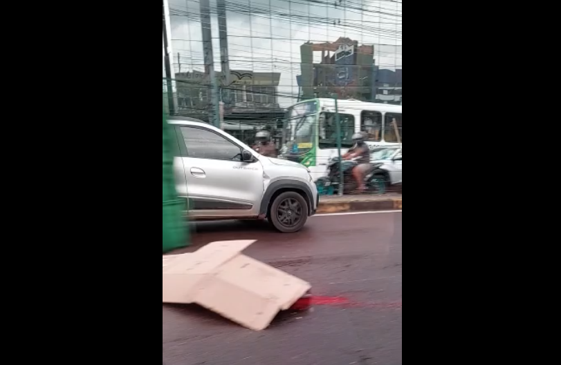 Passageira de moto por app morre ao ter cabeça esmagada por ônibus na Djalma Batista Passageira de moto por app morre ao ter cabeça esmagada por ônibus na Djalma Batista