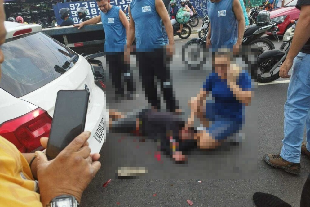 Motociclista fica ferido após colidir com três carros na avenida Max Teixeira Motociclista fica ferido após colidir com três carros na avenida Max Teixeira