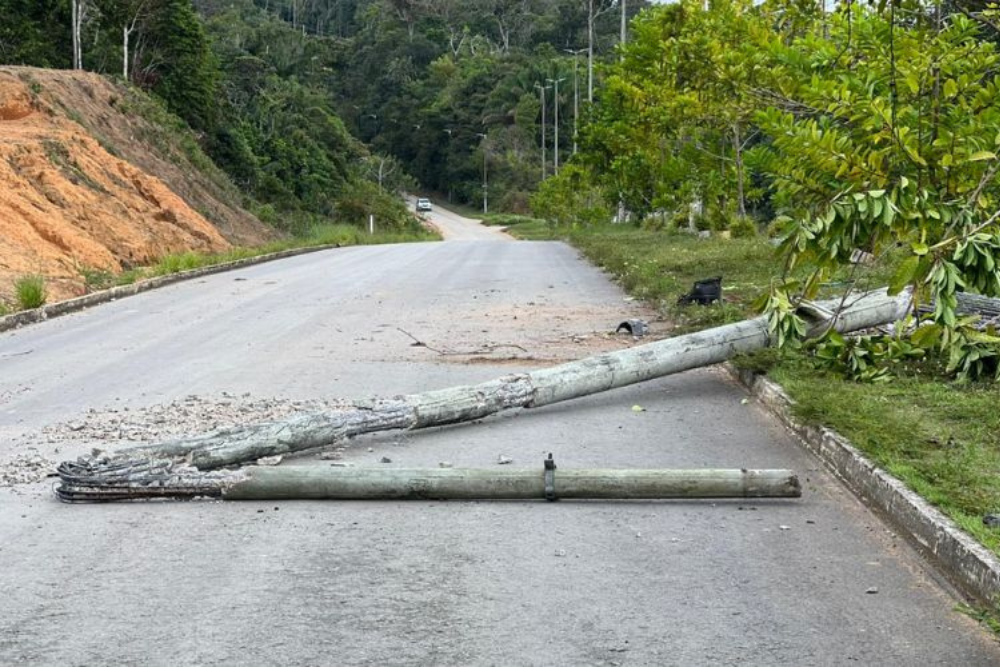 Motorista perde controle da direção e colide com poste no Tarumã Motorista perde controle da direção e colide com poste no Tarumã