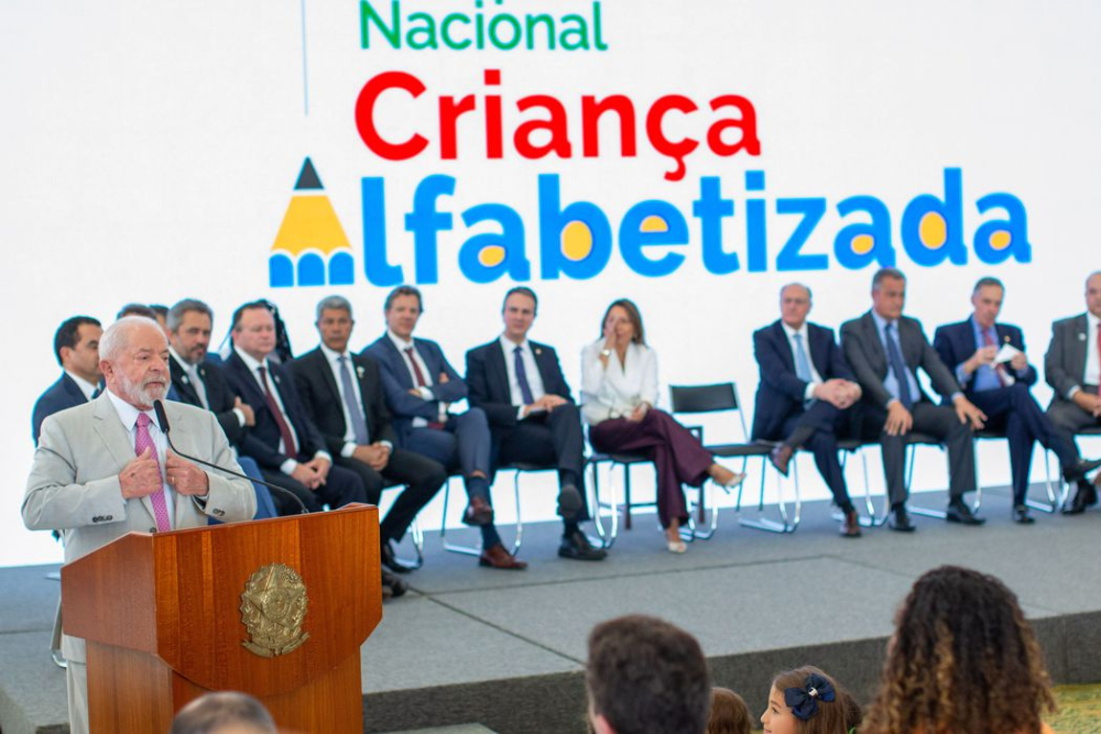 Governo deve investir R$ 3 bilhões para alfabetização na idade certa Governo deve investir R$ 3 bilhões para alfabetização na idade certa