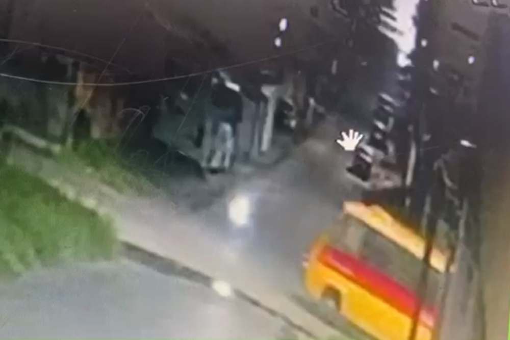 Jovens em motocicleta morrem ao serem atropelados por “Amarelinho” no bairro Novo Reino Jovens em motocicleta morrem ao serem atropelados por “Amarelinho” no bairro Novo Reino
