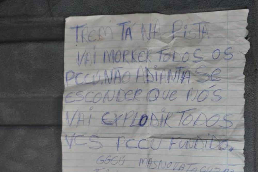 Criminosos executam homem e deixam bilhete ao lado do corpo no Puraquequara Criminosos executam homem e deixam bilhete ao lado do corpo no Puraquequara