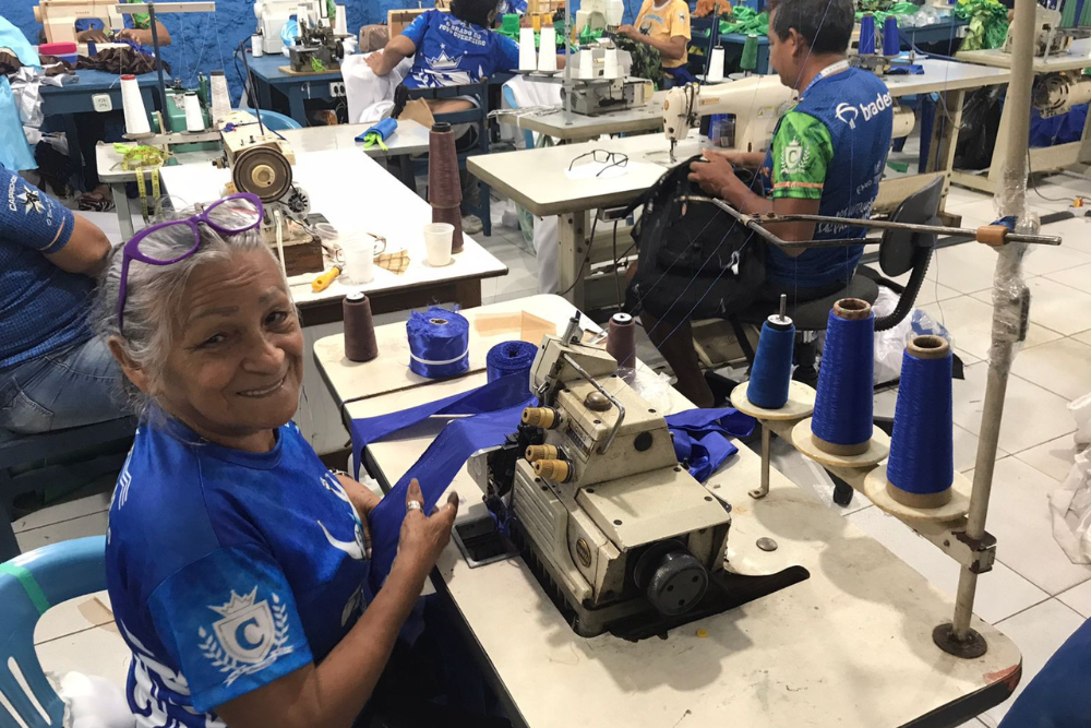 Costureiras materializam os sonhos dos bois de Parintins Costureiras materializam os sonhos dos bois de Parintins
