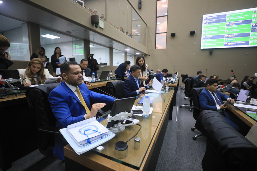 Deputados aprovam redução de tributo de querosene de aviação e cobram barateamento de passagens Deputados aprovam redução de tributo de querosene de aviação e cobram barateamento de passagens