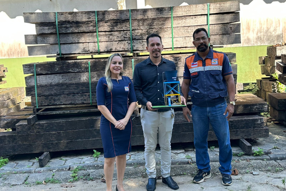 Ibama doa 100m&sup3; de madeira apreendida para a Defesa Civil do Amazonas