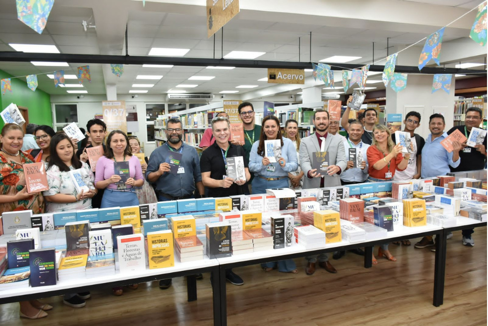 Gestão superior entrega livros e anuncia melhorias na ENS/UEA Gestão superior entrega livros e anuncia melhorias na ENS/UEA
