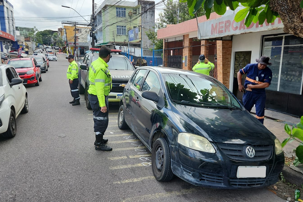Prefeitura de Manaus notifica 43 veículos por estacionamentos irregulares Prefeitura de Manaus notifica 43 veículos por estacionamentos irregulares