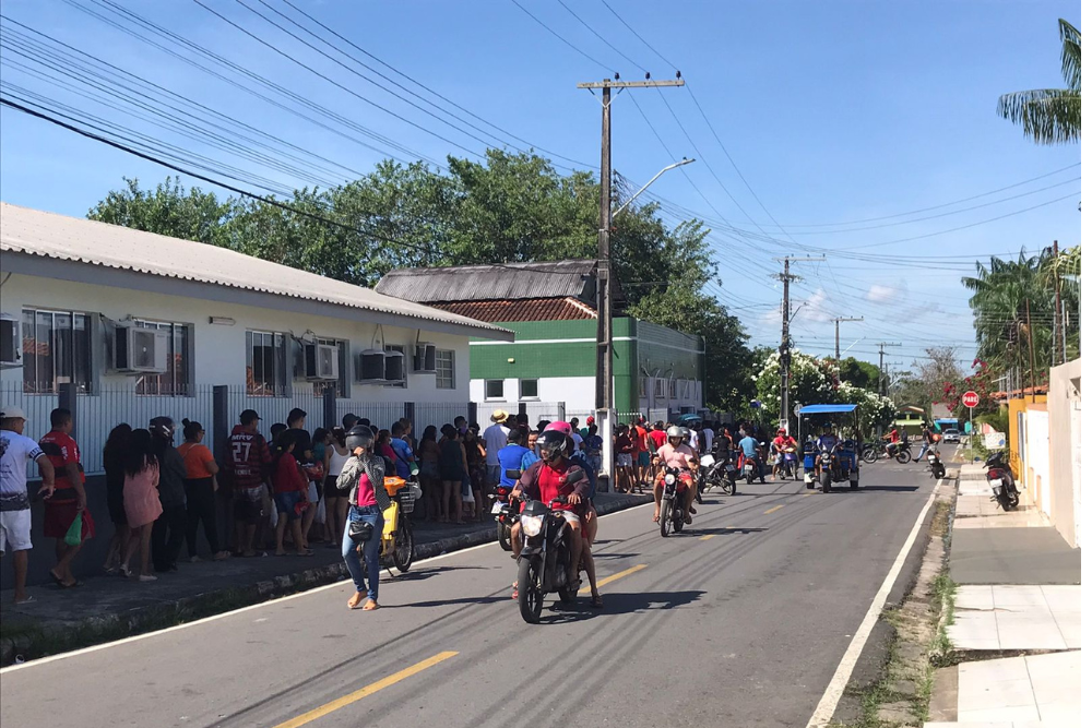 Troca de alimentos por ingressos da Festa dos Visitantes tem fila quilométrica Troca de alimentos por ingressos da Festa dos Visitantes tem fila quilométrica