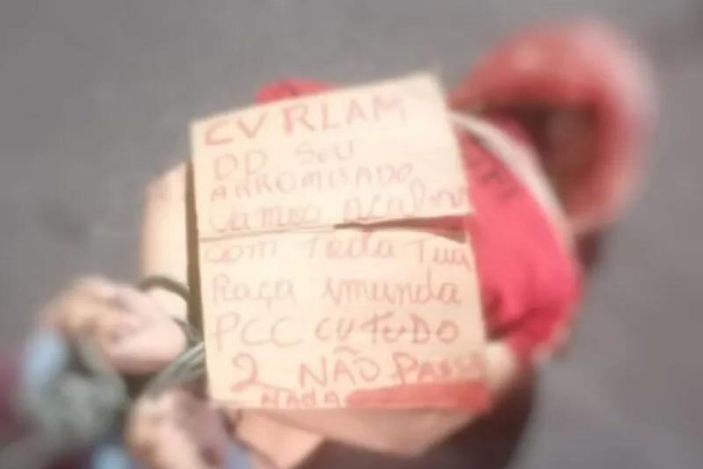 Corpo &eacute; jogado em rua no Jorge Teixeira; criminosos deixaram bilhete no local