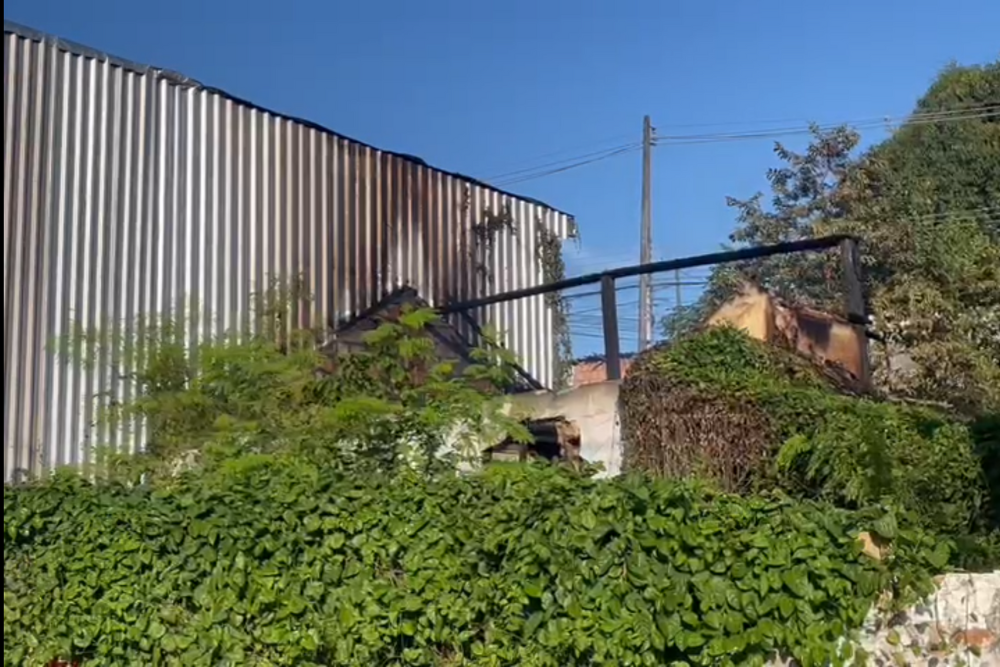 Incêndio atinge casa abandonada no Nossa Senhora das Graças Incêndio atinge casa abandonada no Nossa Senhora das Graças
