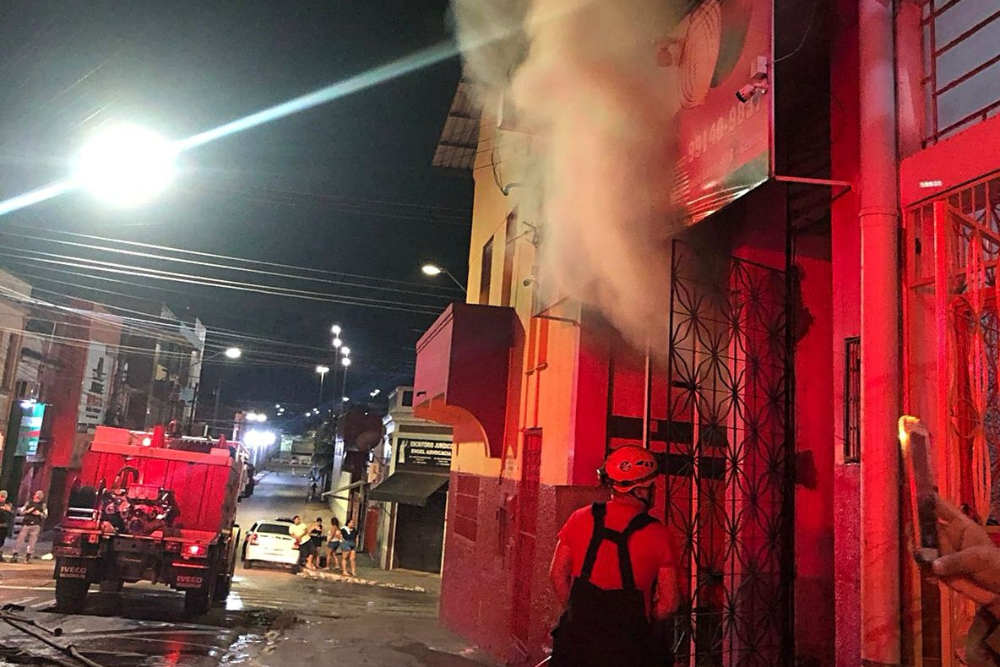 Incêndio atinge depósito de alimentos no bairro Centro Incêndio atinge depósito de alimentos no bairro Centro