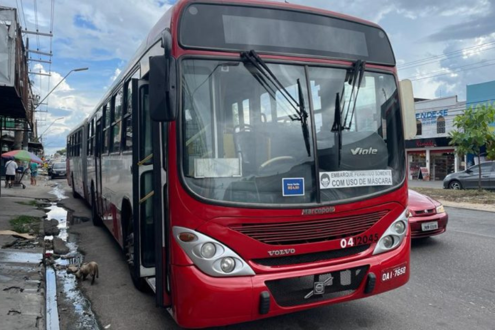 Ônibus das linhas 215 e 650 sofrem assaltos à luz do dia na Rodrigo Otávio Ônibus das linhas 215 e 650 sofrem assaltos à luz do dia na Rodrigo Otávio