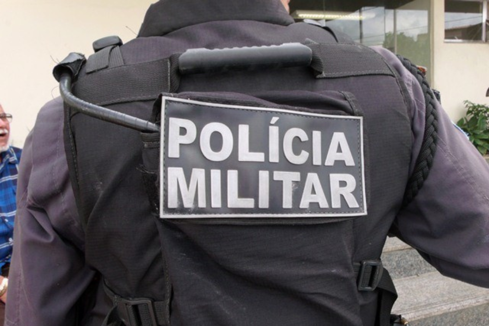 Quatro policiais são presos por roubo a caminhão no Distrito Industrial Quatro policiais são presos por roubo a caminhão no Distrito Industrial