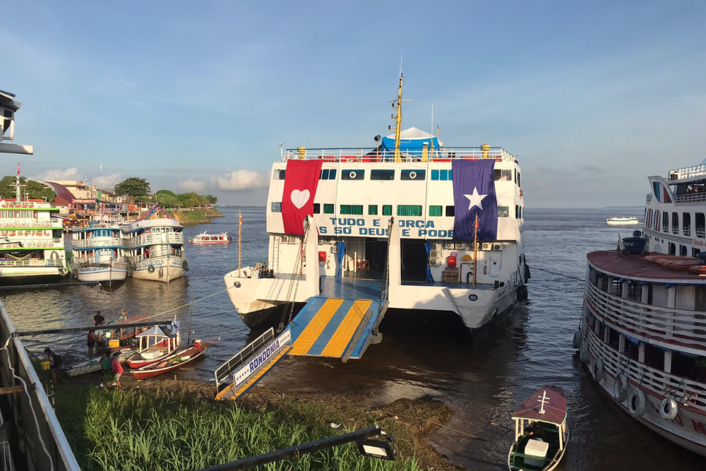 Orla de Parintins recebe embarcações Orla de Parintins recebe embarcações