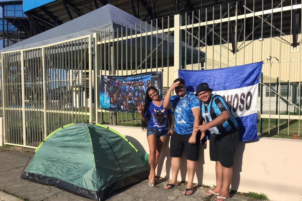Há 10 anos primeira da fila no Bumbódromo, torcedora do Caprichoso acampou mais de 72 horas antes da festa Há 10 anos primeira da fila no Bumbódromo, torcedora do Caprichoso acampou mais de 72 horas antes da festa