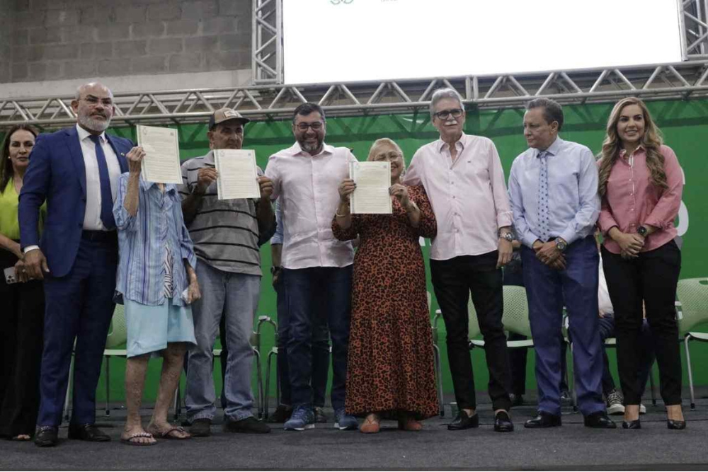 Amazonas inicia regulariza&ccedil;&atilde;o fundi&aacute;ria de mais 1,5 mil unidades habitacionais e entrega 200 t&iacute;tulos definitivos