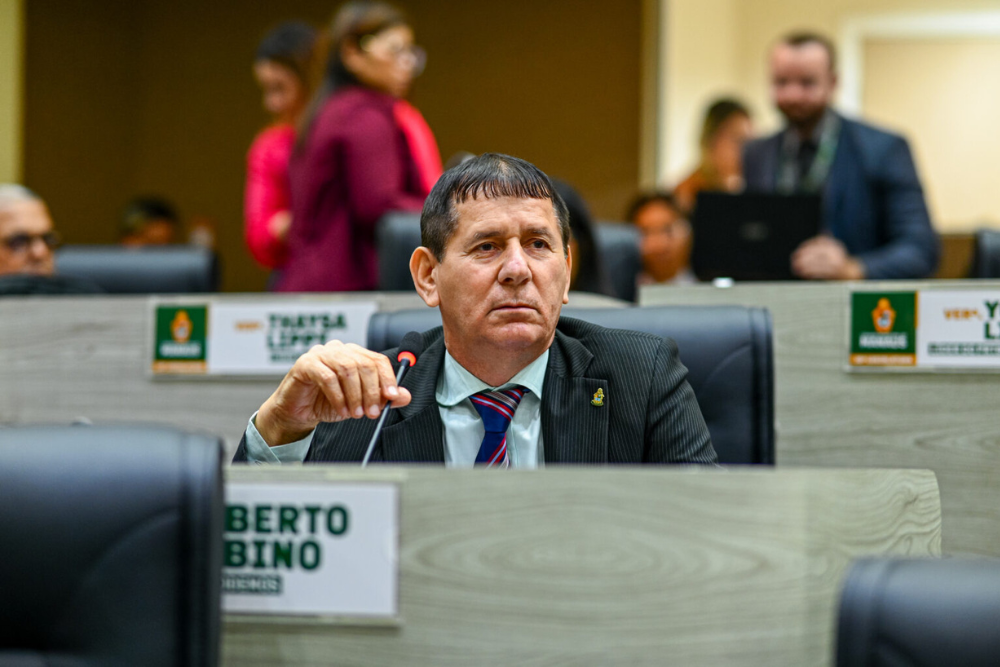 Projeto de lei quer intérpretes de Libras em shoppings de Manaus Projeto de lei quer intérpretes de Libras em shoppings de Manaus
