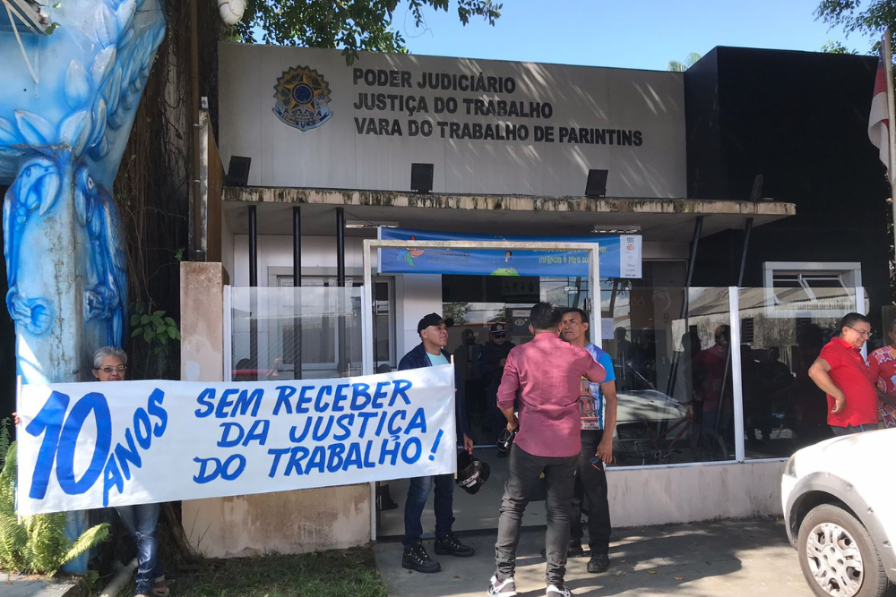 Ex-trabalhadores dos bois se reúnem na frente da Vara do Trabalho e protestam contra decisões que impedem pagamentos Ex-trabalhadores dos bois se reúnem na frente da Vara do Trabalho e protestam contra decisões que impedem pagamentos