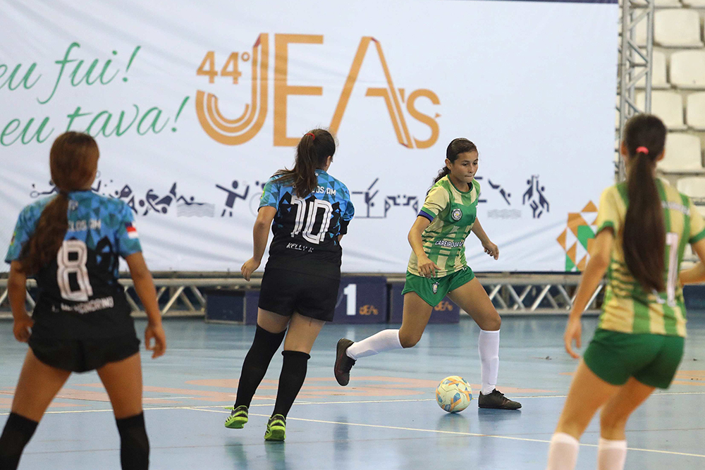 Futsal abre portas e fomenta o futebol de meninas e mulheres no Brasil Futsal abre portas e fomenta o futebol de meninas e mulheres no Brasil