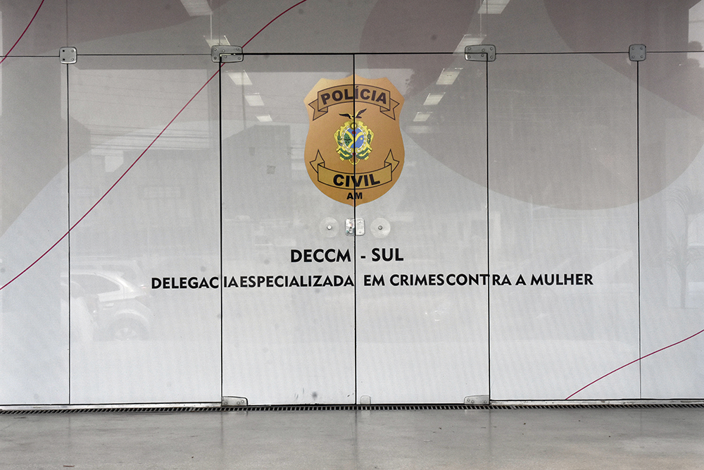Polícia apreende arma de suspeito de agredir esposa em motel de Manaus
