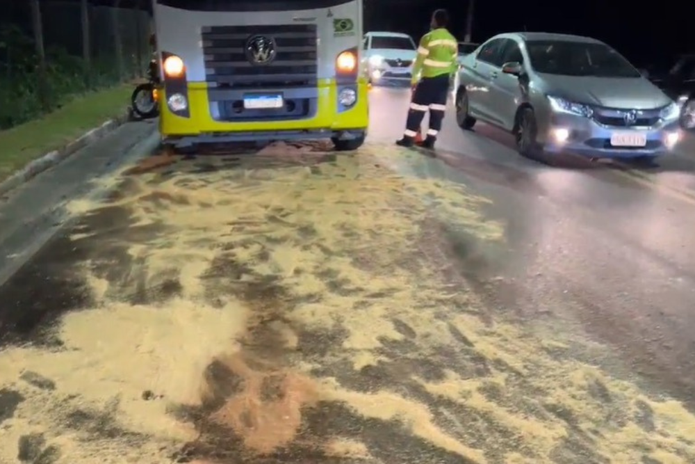 Motociclista morre ao derrapar em óleo e ser esmagado por caminhão na estrada do Aeroporto Motociclista morre ao derrapar em óleo e ser esmagado por caminhão na estrada do Aeroporto