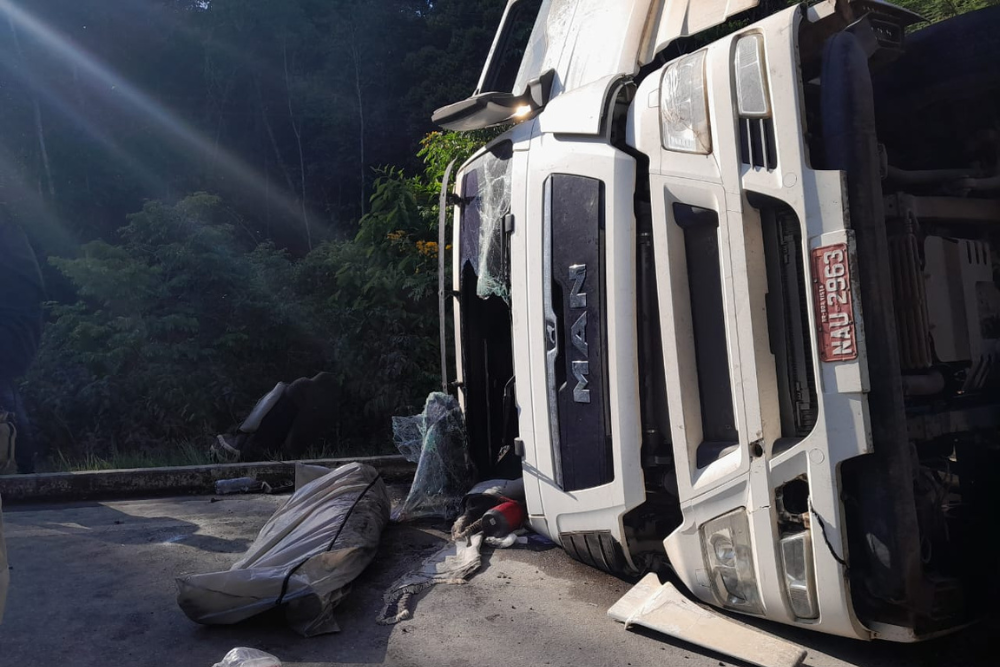 Motorista morre ao ser arremessado de carreta na BR-174 em Presidente Figueiredo Motorista morre ao ser arremessado de carreta na BR-174 em Presidente Figueiredo